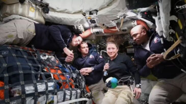 Uzayda İlk G&uuml;n: Tuvalet Sorunu &Ccedil;&ouml;z&uuml;ld&uuml;, iPhone'lar Meydana &Ccedil;ıktı