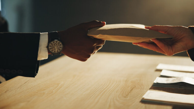 Vergi M&uuml;fettişlerine R&uuml;şvet Operasyonu