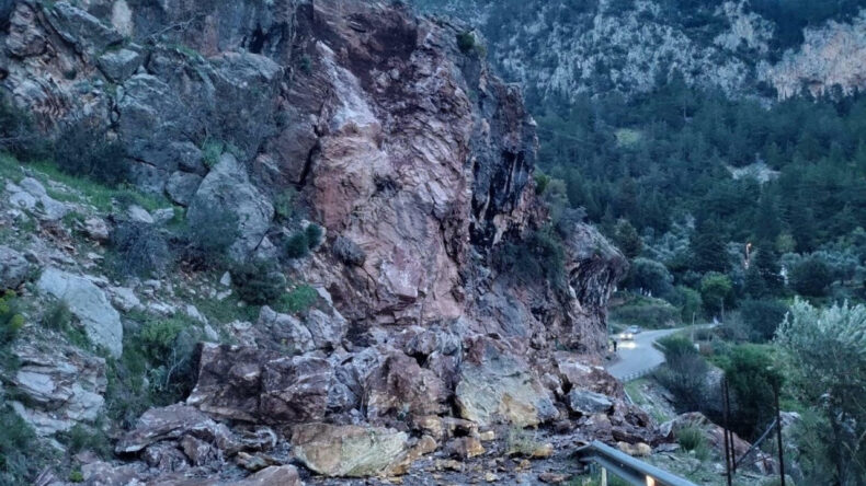 Yamaçtan Kopan Kaya Parçaları Yolu Kapattı