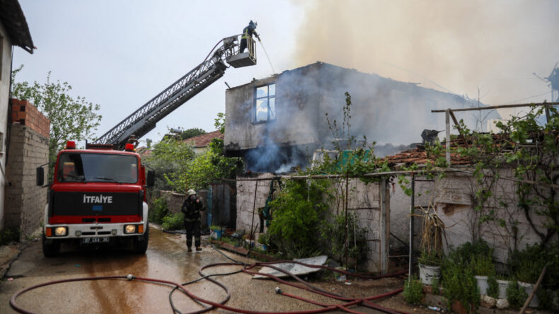 Yangın b&uuml;y&uuml;d&uuml;, &ccedil;ocuklar i&ccedil;eride kaldı: Mahalleli seferber oldu