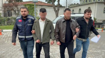 Yanında &ccedil;alışan genci bı&ccedil;akladı, su&ccedil;u diğer iş&ccedil;i &uuml;stlendi