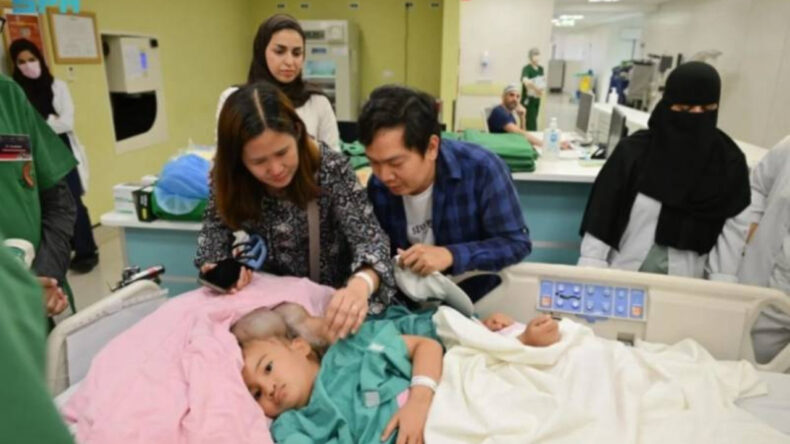 Yapışık ikizleri ayırmak 18,5 saat s&uuml;rd&uuml;