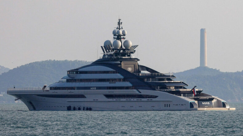 Yaptırım listesindeki Rus milyarderin s&uuml;per yatı H&uuml;rm&uuml;z'den ge&ccedil;ti