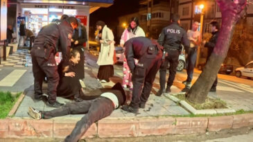 Yaralı oğlunun başındaki annenin feryadı y&uuml;rekleri dağladı