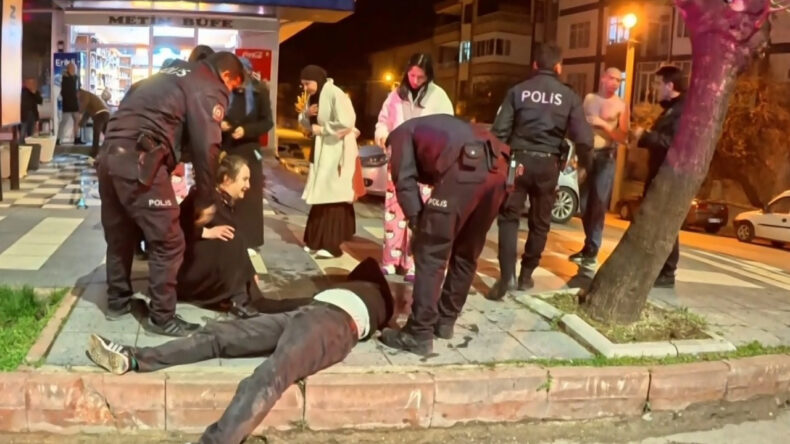 Yaralı oğlunun başındaki annenin feryadı y&uuml;rekleri dağladı