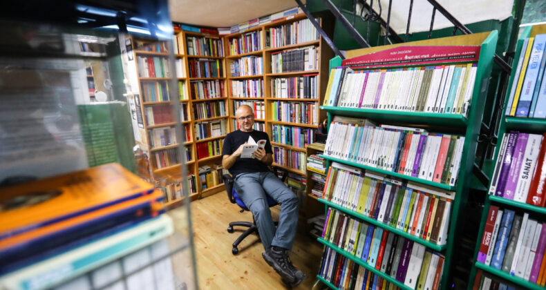 Yayıncılık sekt&ouml;r&uuml; alarmda: Kitap &uuml;retimi geriliyor