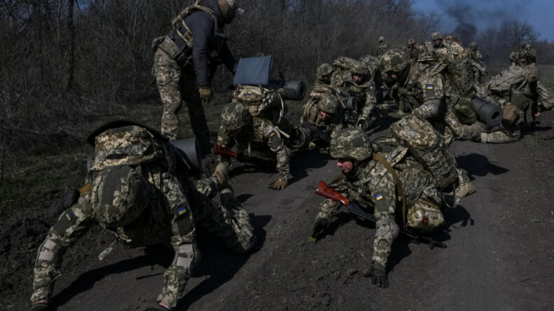 Yeni askerlere cephede ilk eğitim verildi