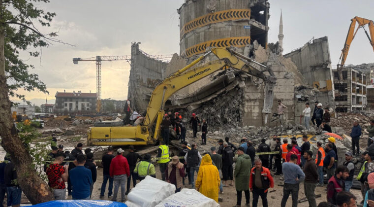 Yıkımda g&ouml;&ccedil;&uuml;k altında kalan iş&ccedil;i kurtarıldı