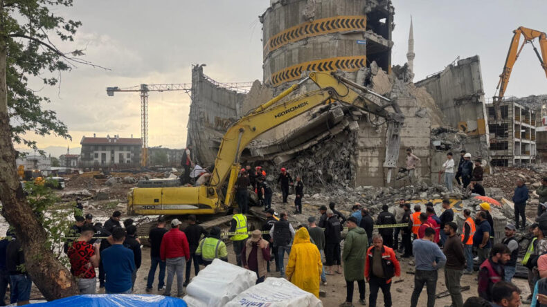 Yıkımda g&ouml;&ccedil;&uuml;k altında kalan iş&ccedil;i kurtarıldı