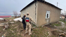 Yıldırım D&uuml;şen Evin Duvarı Boydan Boya Yarıldı