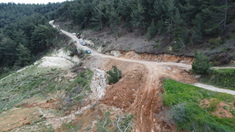 Yol &ccedil;&ouml;kt&uuml;, mahalleli 3 aydır tarlasına y&uuml;r&uuml;yerek gidiyor
