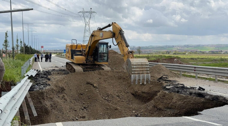 Yol &ccedil;&ouml;kt&uuml;, ulaşım kapatıldı