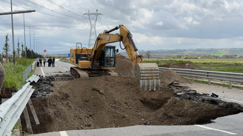 Yol &ccedil;&ouml;kt&uuml;, ulaşım kapatıldı