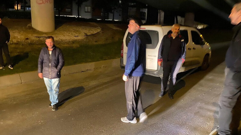 Yol Ortasında Kendini Kilitleyen Otomatik Ara&ccedil; Trafiği Fel&ccedil; Etti