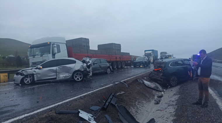 Yolcu Otob&uuml;s&uuml; 10 Ara&ccedil;la &Ccedil;arpıştı: 7 Yaralı