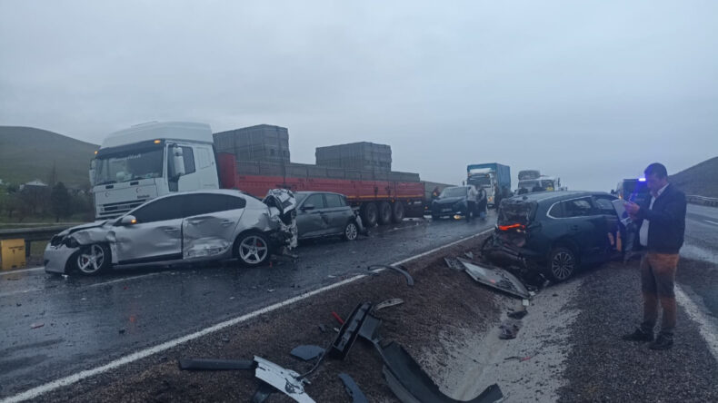 Yolcu Otob&uuml;s&uuml; 10 Ara&ccedil;la &Ccedil;arpıştı: 7 Yaralı