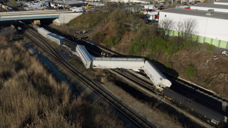 Y&uuml;k Treni Raydan &Ccedil;ıktı: Kimyasal Sızıntı Var