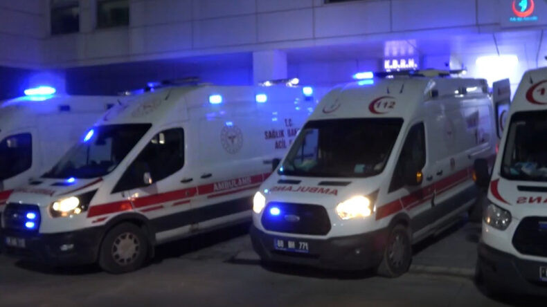 Y&uuml;ksek Sesle Konuşan M&uuml;şteriyi Uyaran Garson Bı&ccedil;aklandı