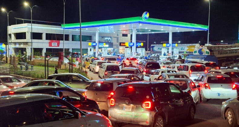 Y&uuml;zde 42 zam yapıldı, uzun kuyruklar oluştu