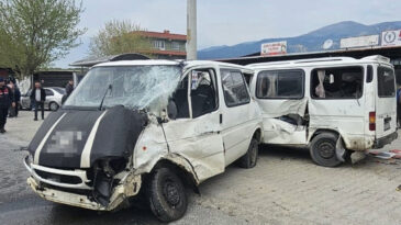 Zincirleme Kazada &Ouml;l&uuml; ve Yaralılar Var