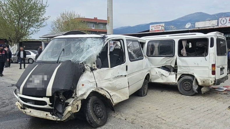 Zincirleme Kazada &Ouml;l&uuml; ve Yaralılar Var