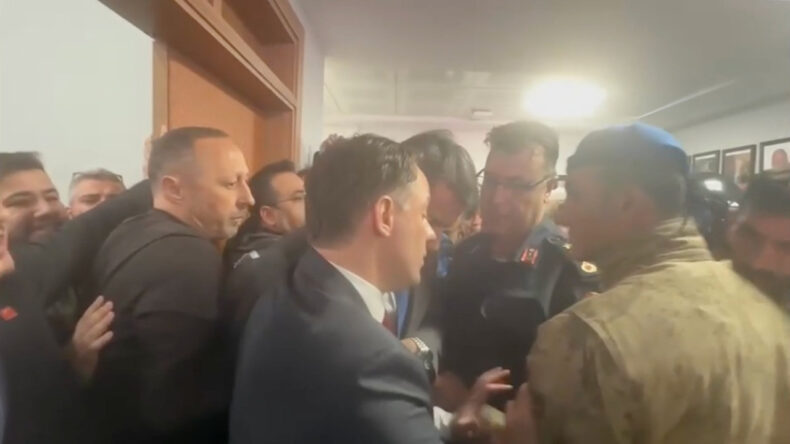 Zonguldak karıştı, CHP'liler k&uuml;rs&uuml;y&uuml; işgal etti